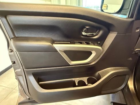 Used 2018 Nissan Titan SV image 18