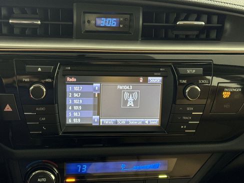 Used 2015 Toyota Corolla LE image 18