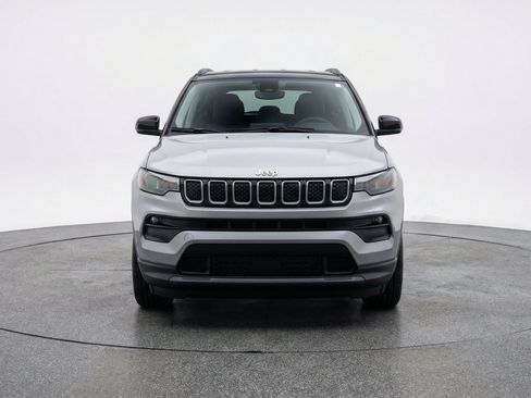 Used 2025 Jeep Compass Limited AWD/4WD image 2