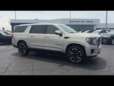 Used 2023 GMC Yukon XL SLT AWD/4WD image 2