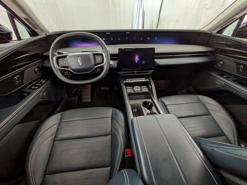 Used 2025 Lincoln Nautilus Reserve AWD/4WD image 13