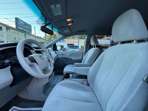 Used 2013 Toyota Sienna LE FWD image 21