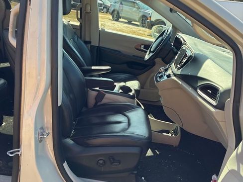 Used 2017 Chrysler Pacifica Touring-L Plus image 6