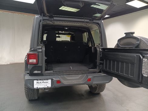 Used 2020 Jeep Wrangler Unlimited Sahara image 11