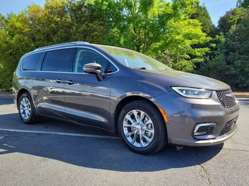 Used 2021 Chrysler Pacifica Touring-L w/ Premium & Safety Sphere Group FWD image 3