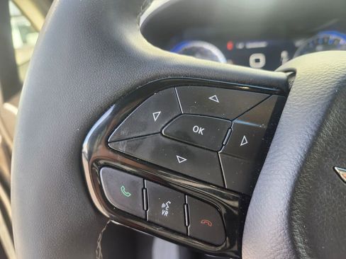 Used 2025 Chrysler Pacifica Limited image 13