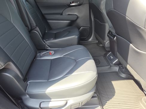 Used 2023 Toyota Highlander XLE FWD image 14