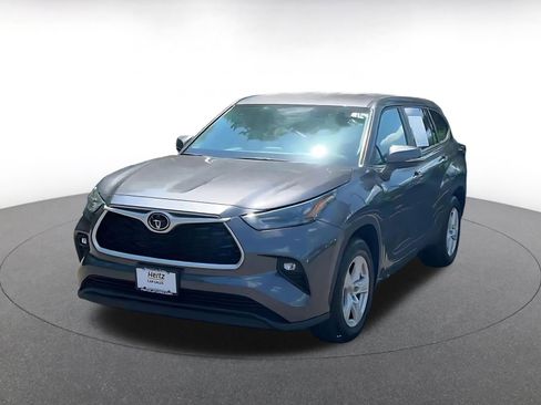 Used 2025 Toyota Highlander LE FWD image 7