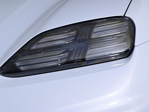 Used 2025 Porsche Macan Electric RWD image 22