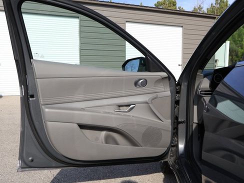 Used 2025 Hyundai Elantra SEL image 23