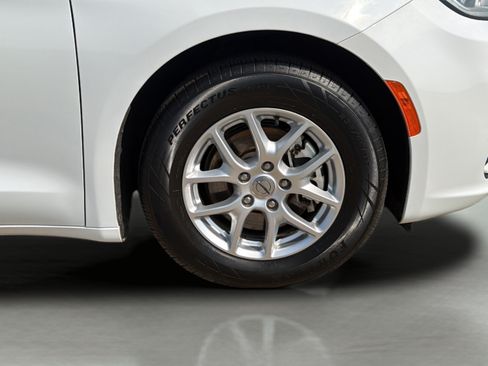 Used 2023 Chrysler Pacifica Touring-L FWD image 28