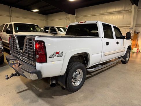 Used 2006 Chevrolet Silverado 2500 LT w/ Heavy-Duty Power Package AWD/4WD image 6