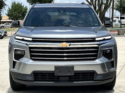 Used 2025 Chevrolet Traverse LT FWD image 8