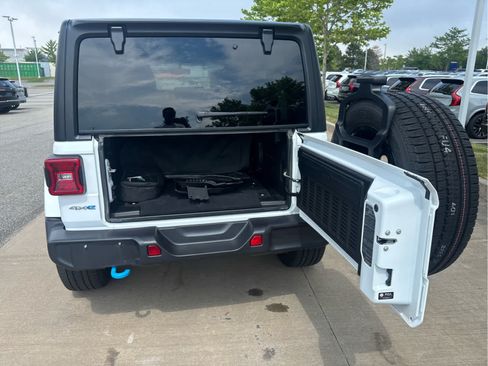 Used 2023 Jeep Wrangler Unlimited Sahara w/ Cold Weather Group AWD/4WD image 11
