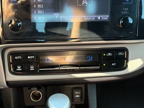 Used 2018 Toyota Corolla LE w/ Carpet Mat Package (TMS) FWD image 16