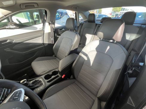 Used 2025 Volkswagen Jetta SE image 36