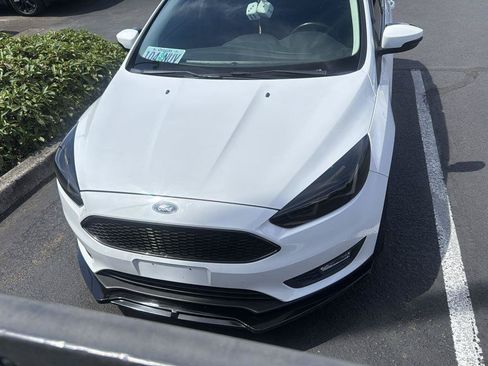 Used 2016 Ford Focus SE w/ SE Cold Weather Package FWD image 2