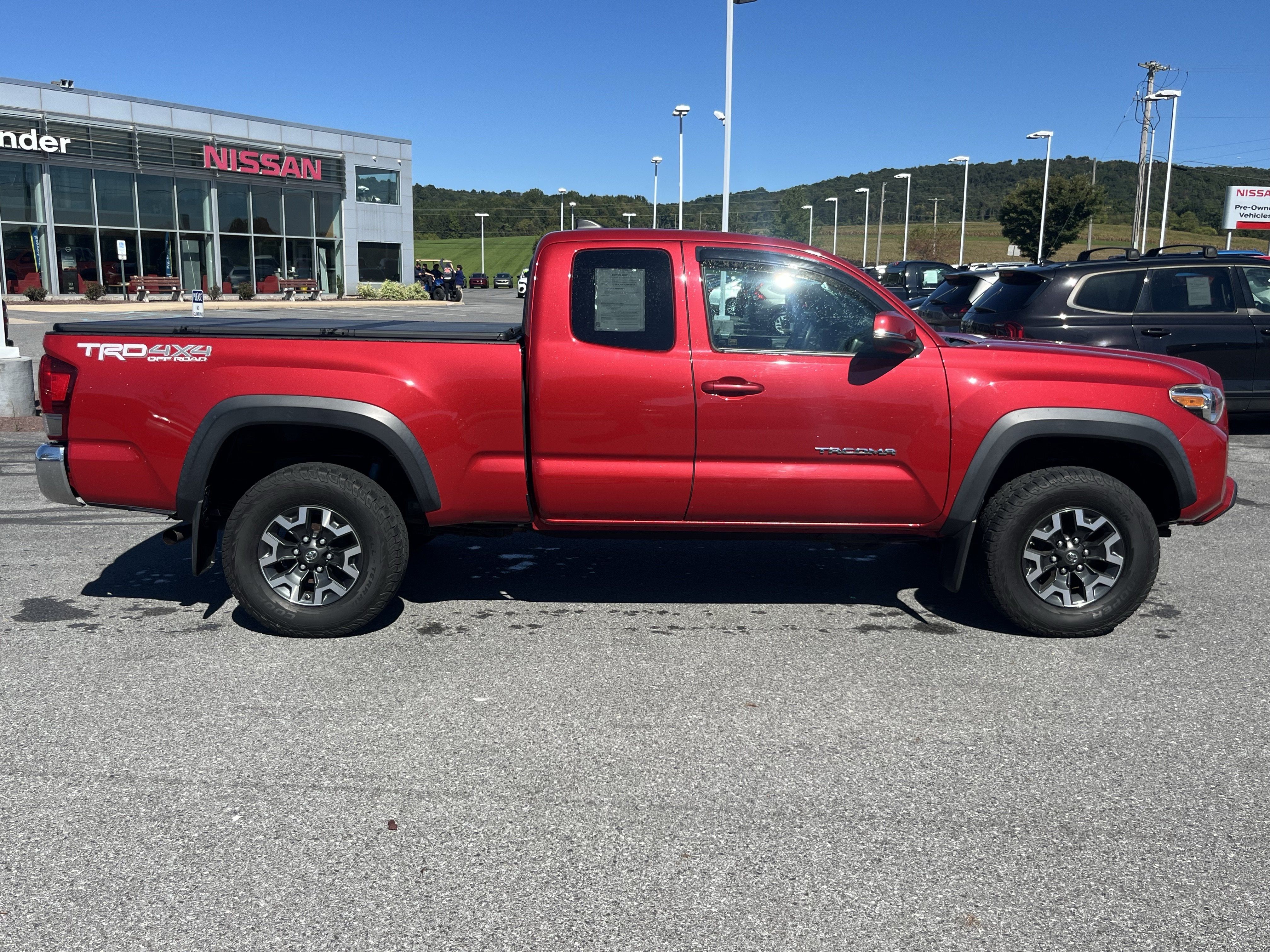 Used 2017 Toyota Tacoma TRD Off-Road w/ Tow Package AWD/4WD image 2