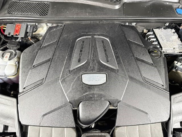 Used 2023 Porsche Cayenne w/ Premium Package AWD/4WD image 37