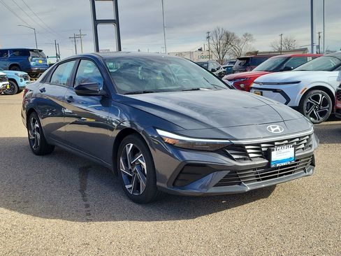 Used 2025 Hyundai Elantra Sport image 2