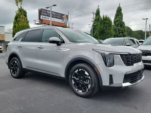 Certified 2024 Kia Sorento S FWD image 3