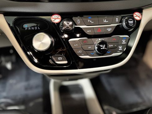 Used 2024 Chrysler Pacifica Touring-L image 15