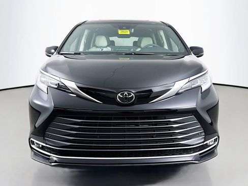 Used 2026 Toyota Sienna Limited FWD image 2
