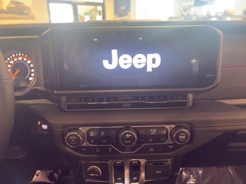Used 2026 Jeep Wrangler Rubicon image 12