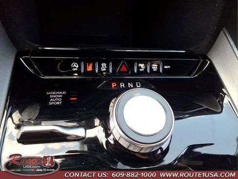 Certified 2024 Jeep Wagoneer Series II AWD/4WD image 40
