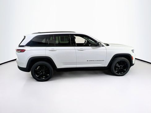 Used 2023 Jeep Grand Cherokee Altitude AWD/4WD image 4