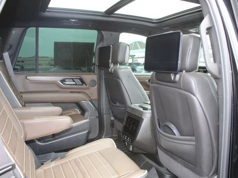 Used 2025 GMC Yukon Denali Ultimate w/ LPO, Floor Liner Package AWD/4WD image 19