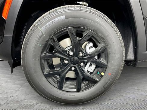 New 2025 Jeep Grand Cherokee Altitude image 12