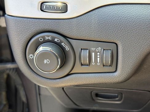 Used 2017 Jeep Cherokee Limited FWD image 41