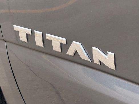 Used 2022 Nissan Titan SV RWD image 11