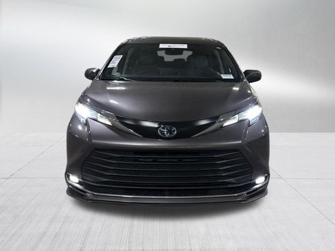 Used 2023 Toyota Sienna XLE w/ XLE Plus Package AWD/4WD image 2