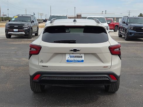 Used 2026 Chevrolet Trax RS w/ Sunroof Package FWD image 4