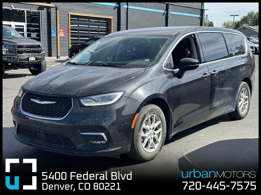 Used 2024 Chrysler Pacifica Touring-L FWD image 1