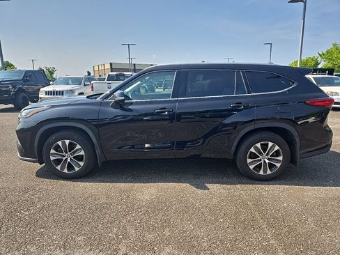 Used 2022 Toyota Highlander XLE AWD/4WD image 4