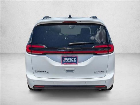 Used 2025 Chrysler Pacifica Limited FWD image 7