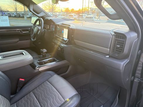 Used 2022 Chevrolet Silverado 1500 ZR2 w/ Technology Package image 18