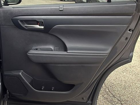 Used 2023 Toyota Highlander XLE image 41