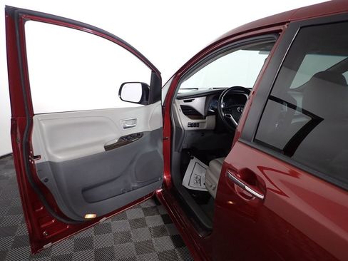 Used 2015 Toyota Sienna XLE w/ XLE Navigation Package image 22