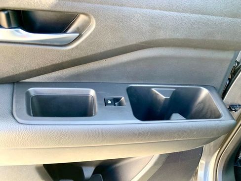 Used 2022 Nissan Pathfinder SV FWD image 17