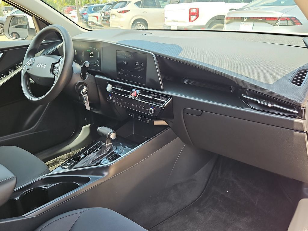 Used 2025 Kia Niro LX FWD image 32