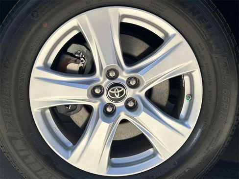 Certified 2024 Toyota Highlander LE image 9