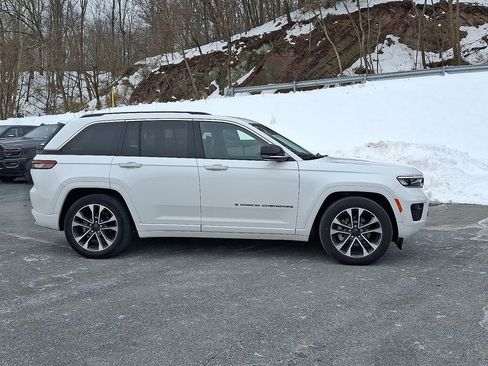 Used 2022 Jeep Grand Cherokee Overland w/ Luxury Tech Group IV AWD/4WD image 9