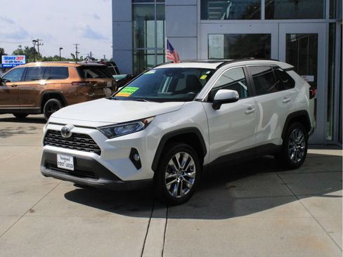 Used 2021 Toyota RAV4 XLE Premium AWD/4WD image 3