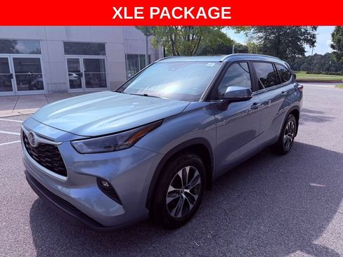 Used 2024 Toyota Highlander XLE FWD image 3