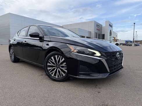 Used 2023 Nissan Altima 2.5 SV image 3