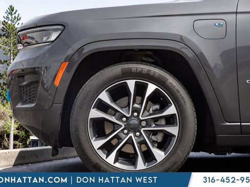 Used 2023 Jeep Grand Cherokee Overland w/ Luxury Tech Group IV AWD/4WD image 31